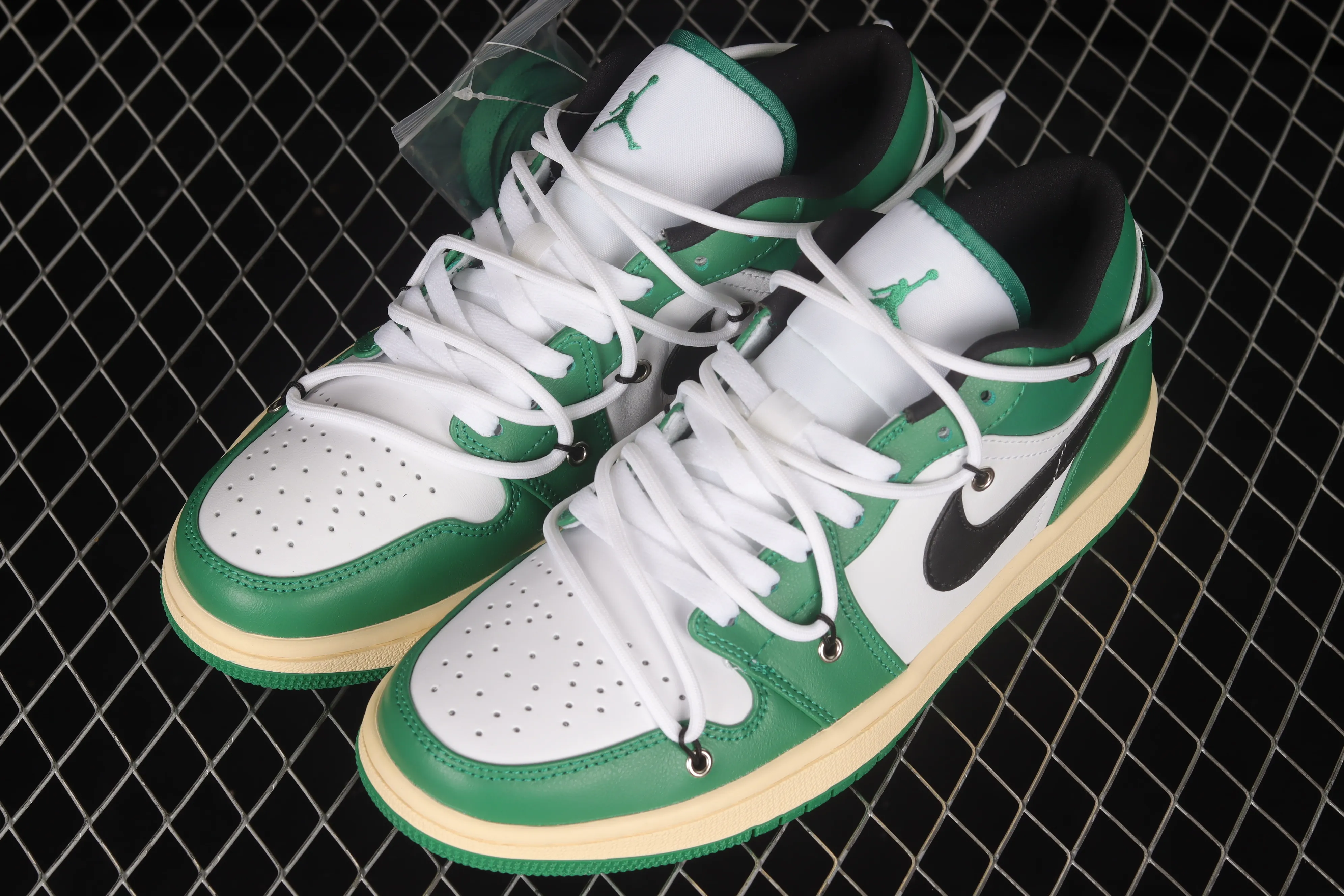 All categories Air Jordan Jordan series basketball shoes Air Jordan 1 Low Z version Air Jordan 1 Low AJ1 Joe 1 customized version Vibe flavor deconstruction Sports culture basketball shoes 553558-129